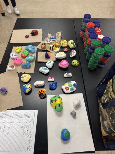Navigation to Story: Green School Club Prepares for the Garden Mart